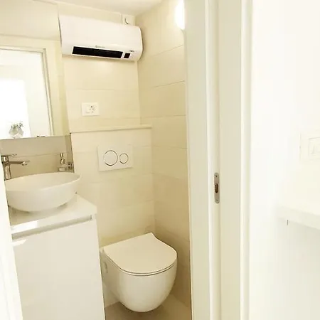 Tennis Court Apartment Split